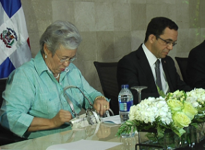 Altagracia Guzmán y el canciller Andrés Navarro.