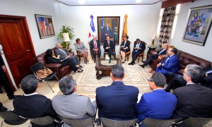 Miembros de la Junta Central Electoral reunidos con partidos de oposición.